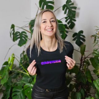 Teší nás, keď vidíme, ako sú naše kúsky verzatilné - CHRUMKA vyzerá super pri kožených rifliach, ale aj pri cvičení vo...